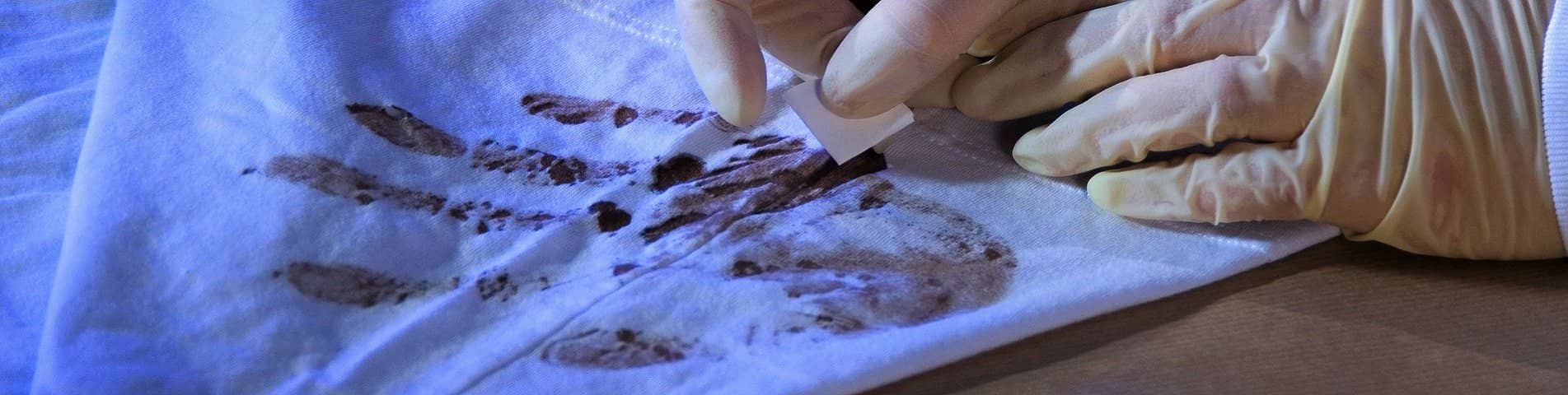 Deskundigheidsgebied DNA-analyse en interpretatie: afbeelding van een expert die DNA-materiaal afneemt