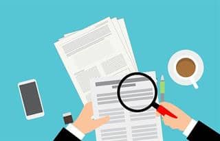 E-learningmodule Strafrecht vanaf nu beschikbaar: afbeelding van een document en een vergrootglas