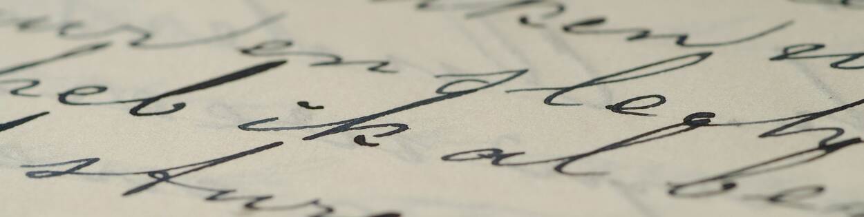 Deskundigheidsgebied Handschriftonderzoek: afbeelding van een handschrift van dichtbij gezien